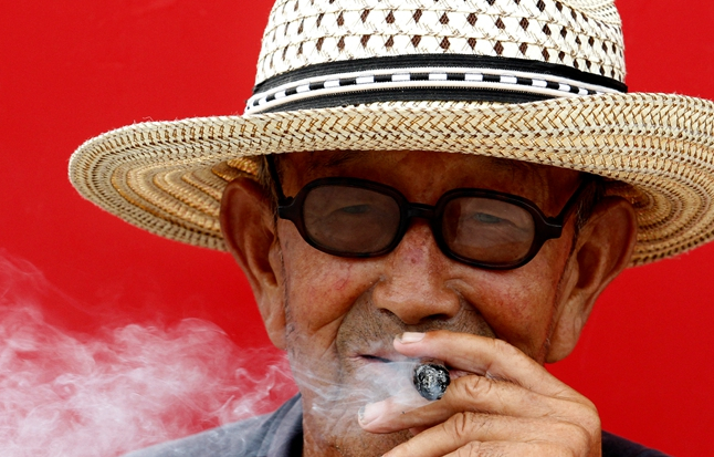 同样是抽烟,日本人却能普遍长寿,他们的抽烟方式,我们