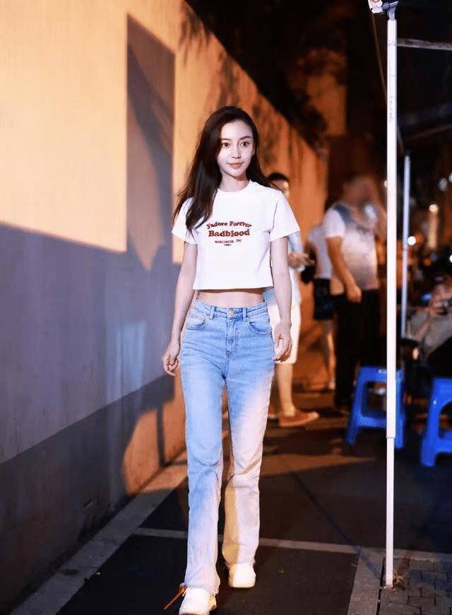 angelababy到底有多瘦,穿小码牛仔裤都撑不满,1尺6腰