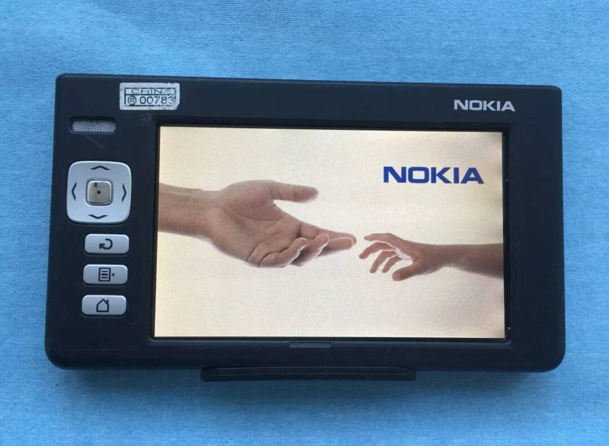 这款产品就是诺基亚n770,它既是maemo系统的开山鼻祖,也是平板电脑的