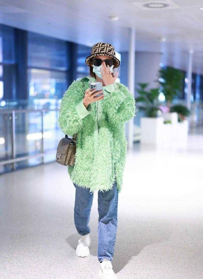 唐艺昕"厉害"了,把薄荷绿毛毛外套穿出高级感,洋气又时髦_绿色_方式