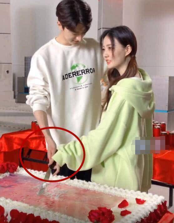 徐璐和林一拿一把刀切蛋糕,有谁注意徐璐手咋放的?避没避嫌很明显_时
