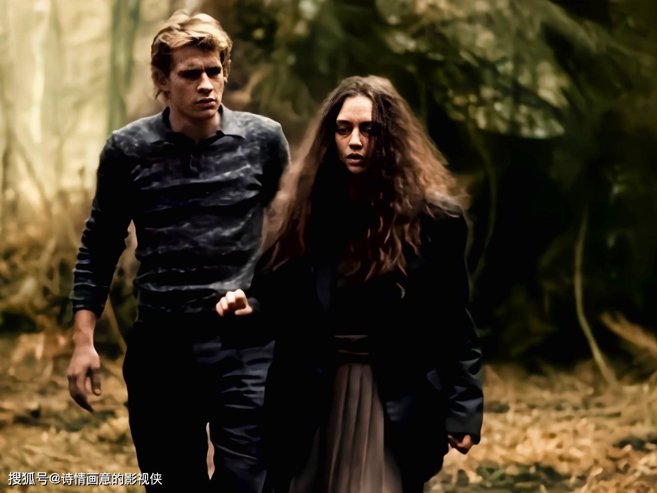 导演卡拉克斯运用了鲜明的色彩对比和充满象征意义的场景,来瓜种魅