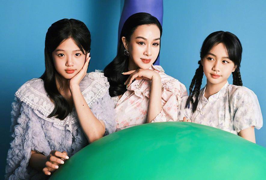 钟丽缇爱女考拉14岁生日,紫色礼服亮相,身材颜值惊艳变化大_cayla