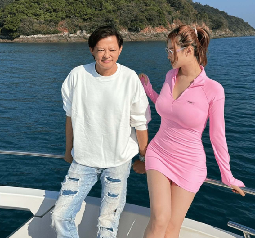 是胖还是怀孕,是饱受矛盾之苦的网友们纷纷点出王冰冰腹部的"不寻常"