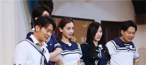 下图是俩人同框画面,其实吴宣仪身高166差不多,杨颖肯定不止168厘米.