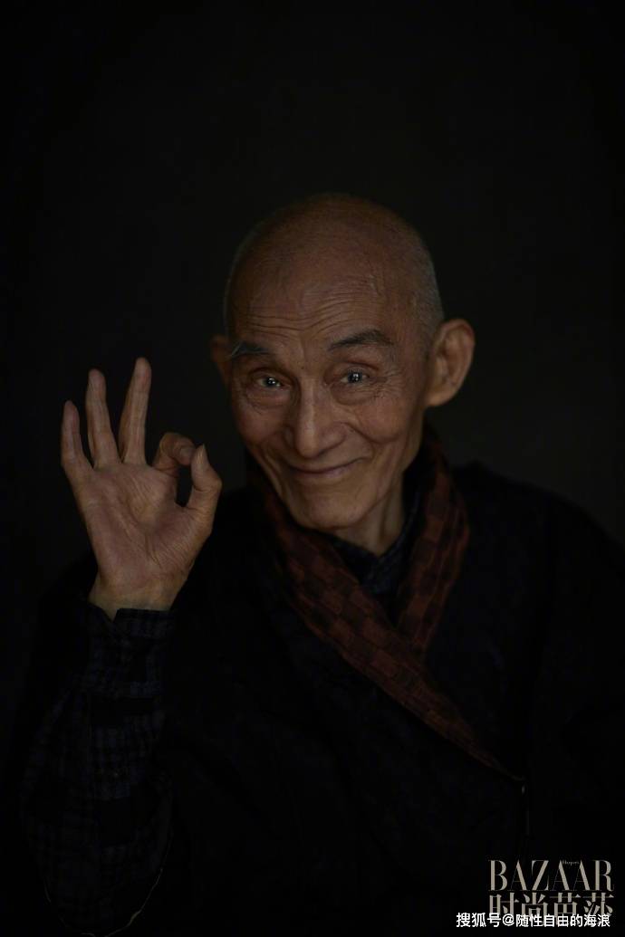 90岁老艺术家游本昌荣登《时尚芭莎》三月刊,展现爷叔腔调与出色的