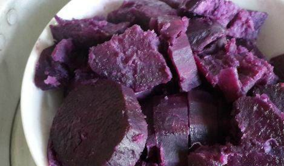 紫薯有着能够促进肠胃蠕动的功效,因为它富含丰富的纤维素,能够清理掉