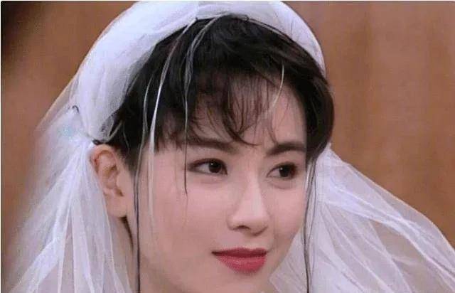 袁洁莹年轻点的友友可能不太清楚,她是80年代的开心少女成员,拍摄