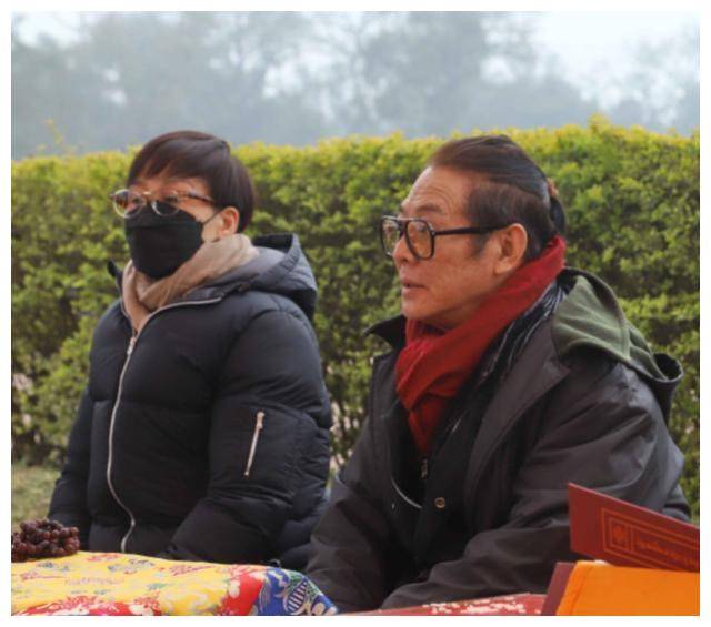 李连杰近照大变样,皮肤长斑头发稀疏,与利智同框毫不撞衫