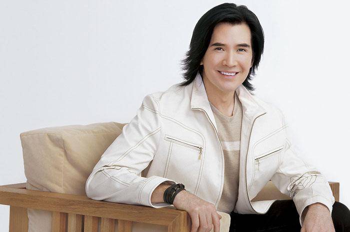 1987年,舞台爆红后去国外发展,费翔现在的人生状况?