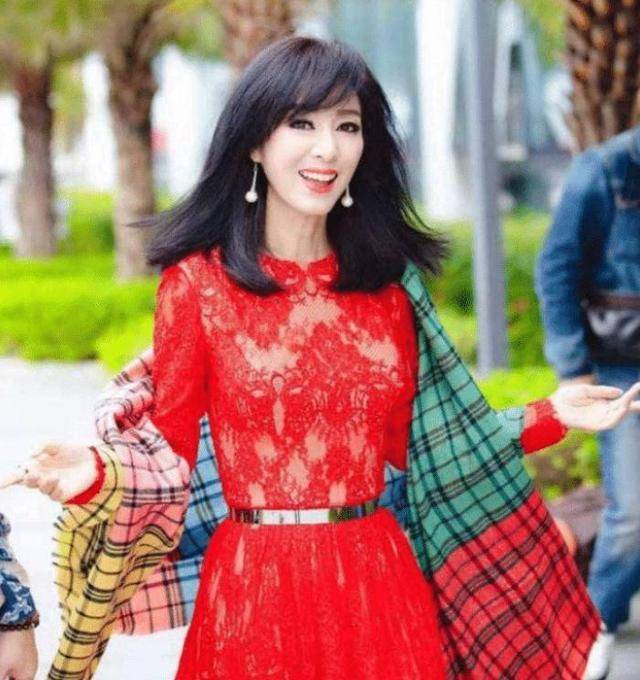 曾被成龙痴恋8年,一气之下拍艳片并发誓不嫁,今65岁无人敢娶_米雪