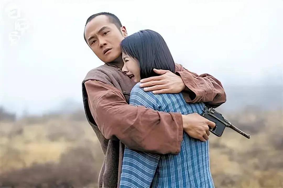 《娱乐圈低调亲属:张嘉译力挺表弟姬他,共演11部作品创辉煌》_事业