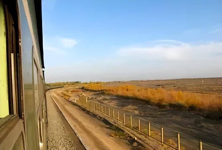 李一峰向老师提交了退学申请后便离开了学校,临走时,李一峰的室友还