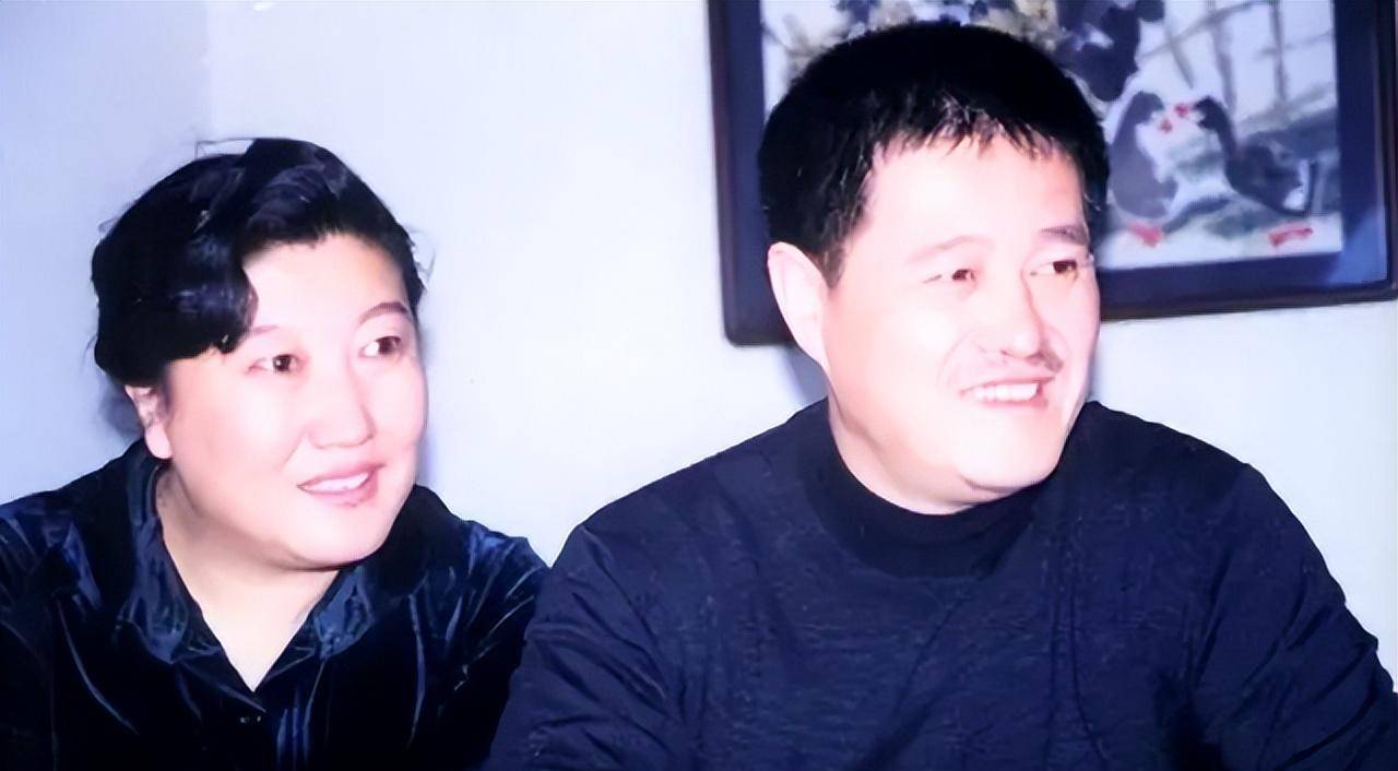 何庆魁带女性友人旅行,举止亲昵,女方气质出众颜值高_张艳茹_生活