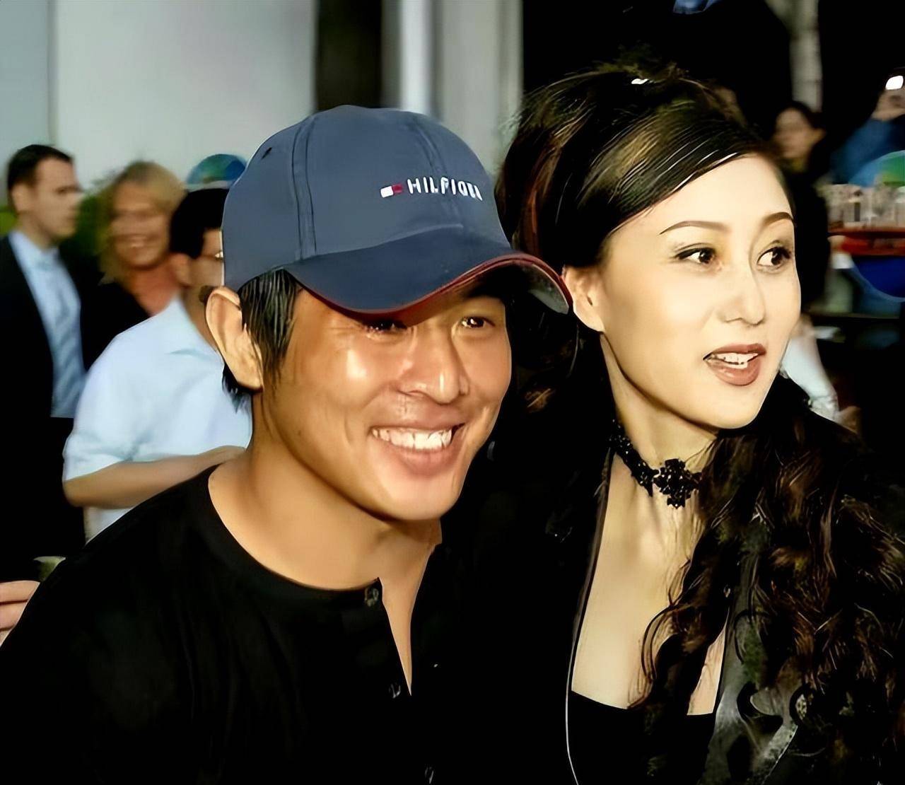 李连杰带妻女出游,62岁利智留短发戴老花镜,暴瘦_生活_变化_人们