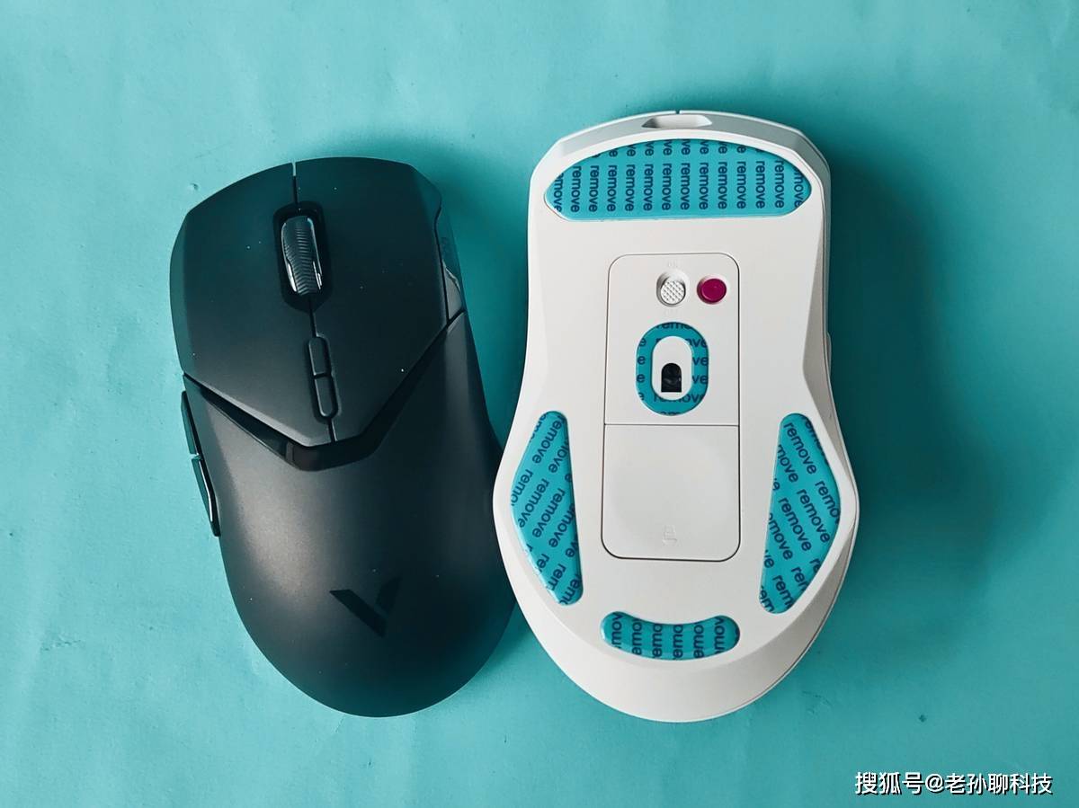 打开包装再看内部也另有乾坤,鼠标本体之外还提供了1.