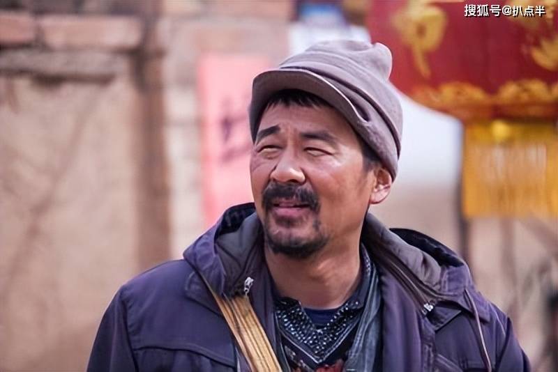 张嘉益新剧被嘲上热搜:男戏骨们扮嫩更可怕,57岁演小伙太尴尬_陈建斌