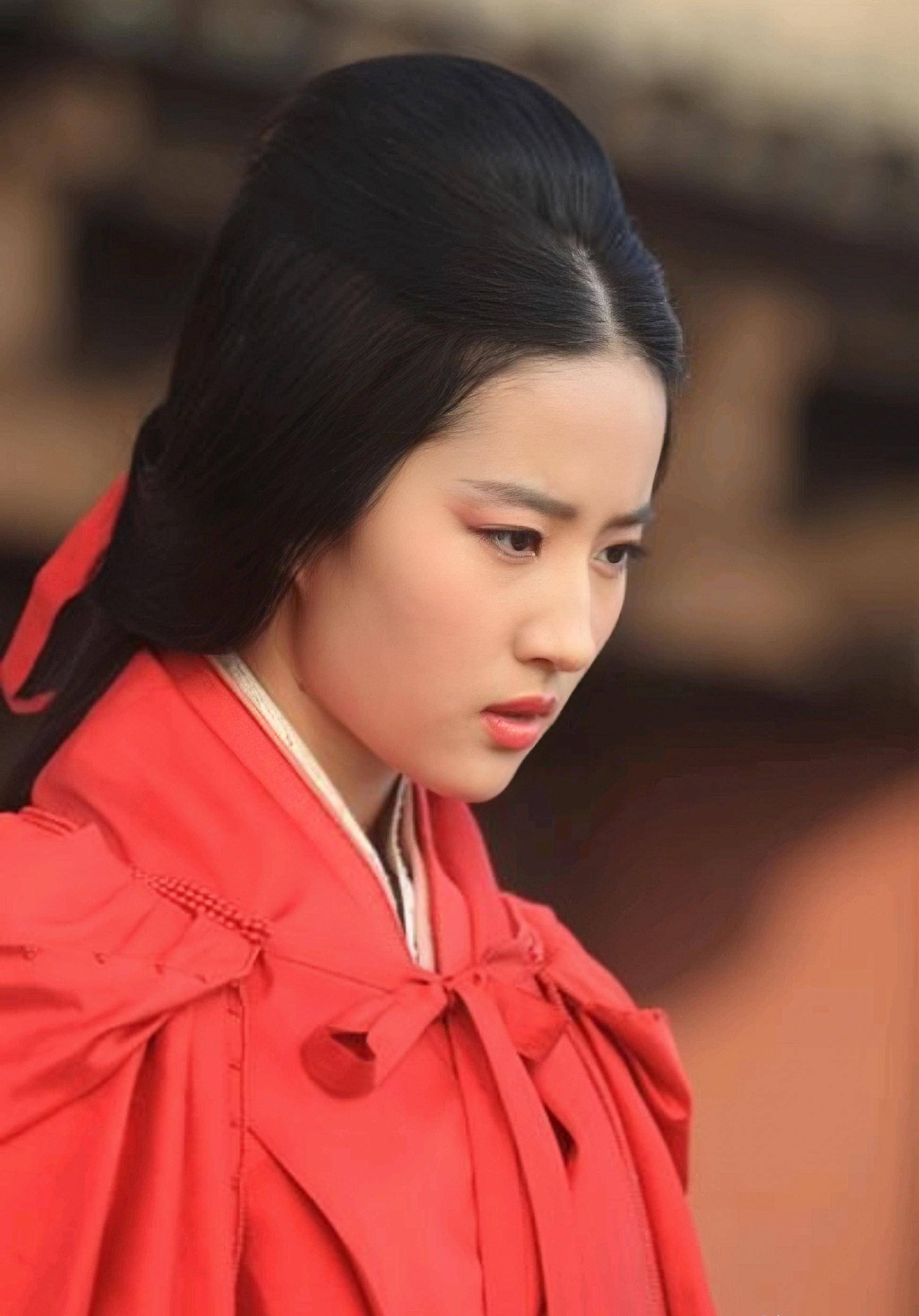 十,古力娜扎古力娜扎是真正的新疆美女,有着异域时尚的美貌,她娇艳