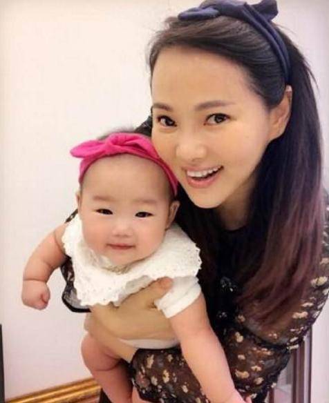 50岁钟丽缇和51岁伊能静同台,年龄相差一岁却完败,差距太大!