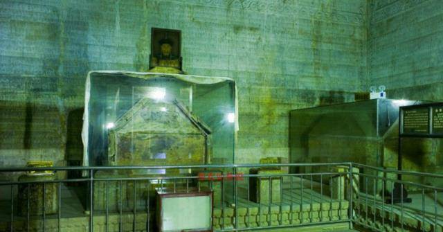 号称十全老人的乾隆百十年后尸骨未全,恐怕也是他没有想到的事儿.