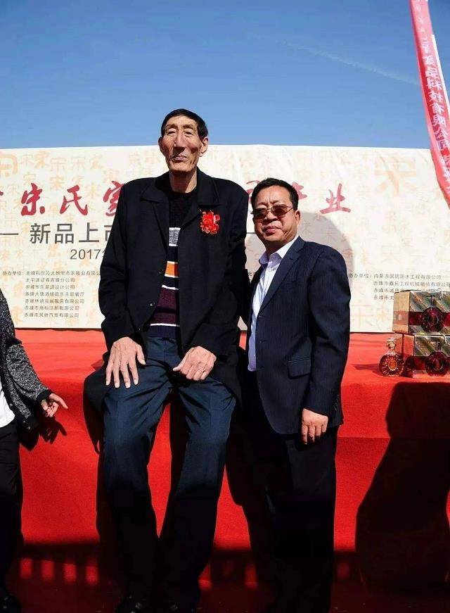 "世界第一巨人"鲍喜顺:未听医生劝阻生下儿子,现在怎么样了?