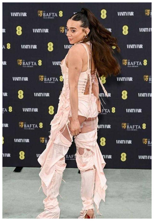 汉娜·乔恩-卡门抢眼亮相英国电影学院颁奖名人派对!