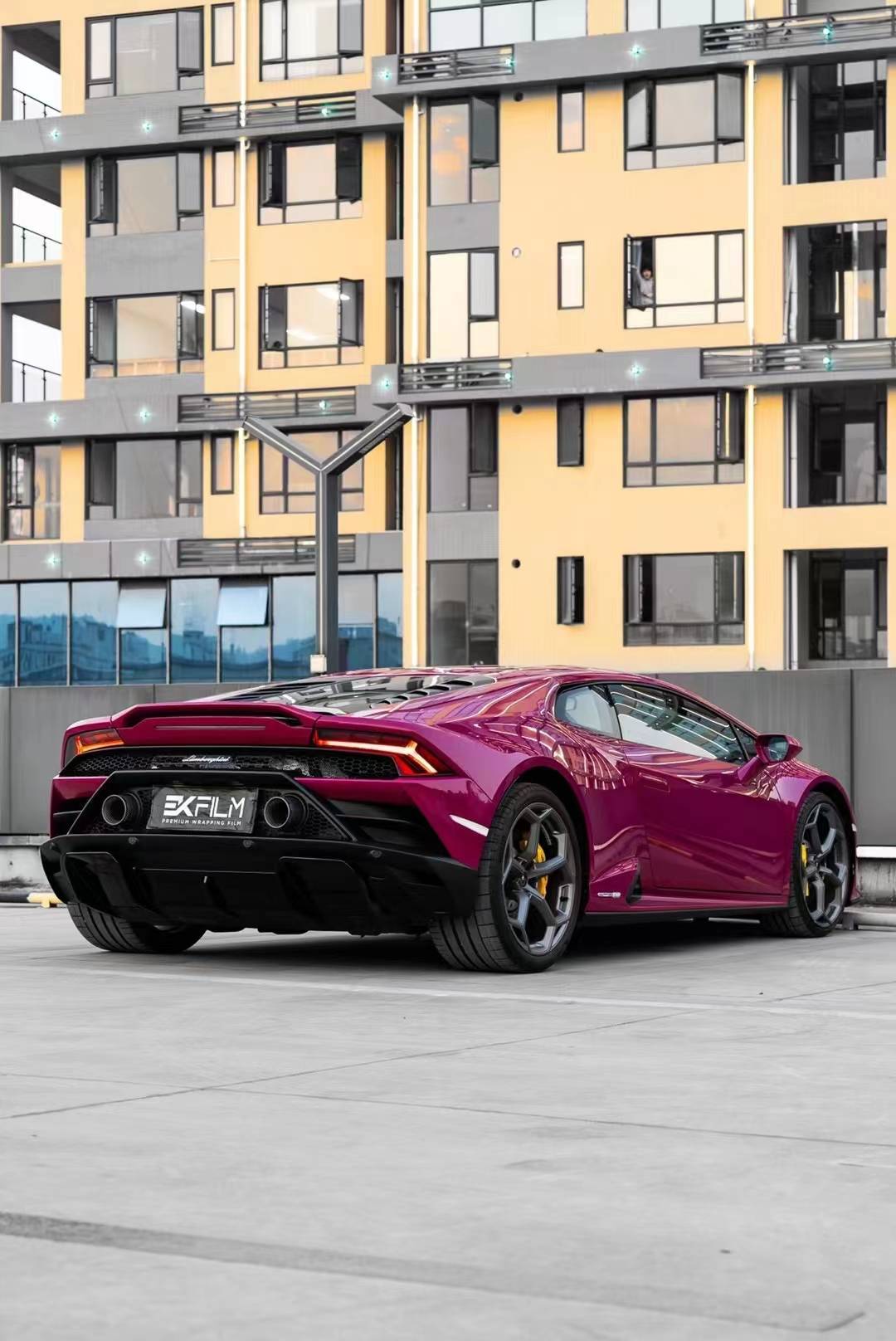 兰博基尼小牛ek改色膜星光宝石红,如宝石般迷人的瑰丽色泽_华丽而