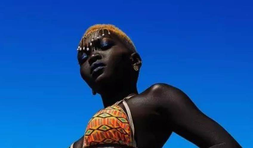 世界最黑模特,连牙龈嘴唇都是黑的,却美得让人难以