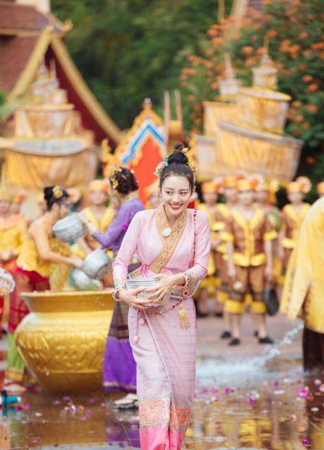 混血女王吉娜,穿搭各类民族服饰,不一样的异域时尚!_女孩_感觉_的设计