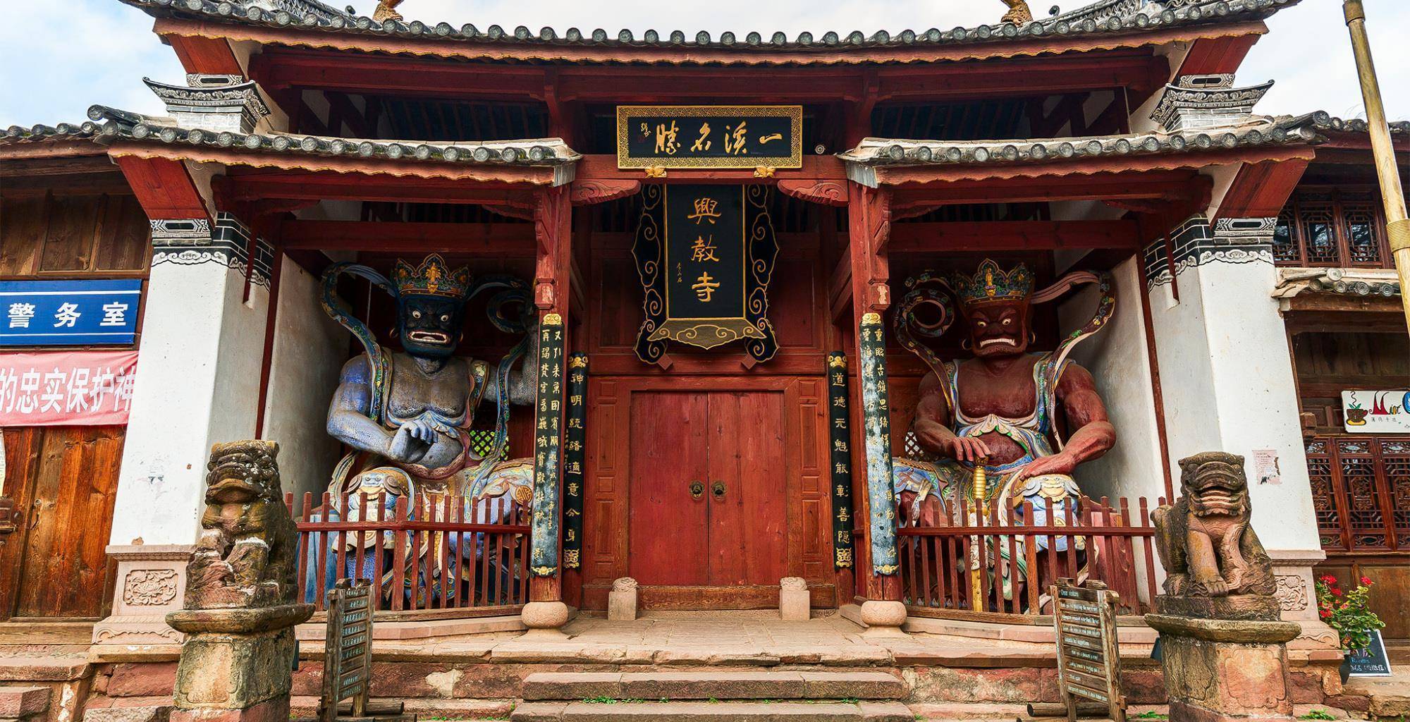 古戏台与兴教寺中间的空旷之地,有两棵古槐树,老槐树下老人们会在那