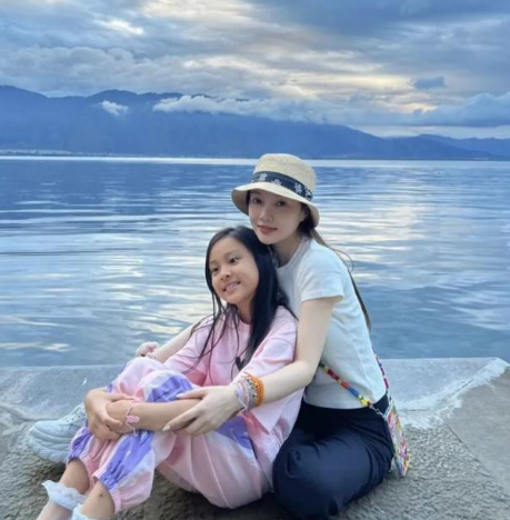 有空没空带着女儿"甜馨"一起跳舞,或者到处旅游,看的外界艳羡不已.