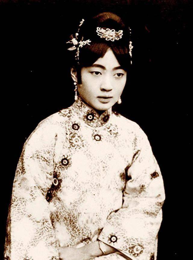 皇后到阶下囚,9张高清大图,看末代皇后婉容,高贵雍容风情万种_溥仪