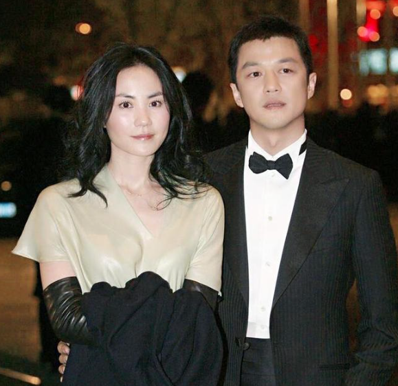 李亚鹏晒全家福拜年,2岁李夏近状曝光个头很高,17岁李嫣未露面_哈金
