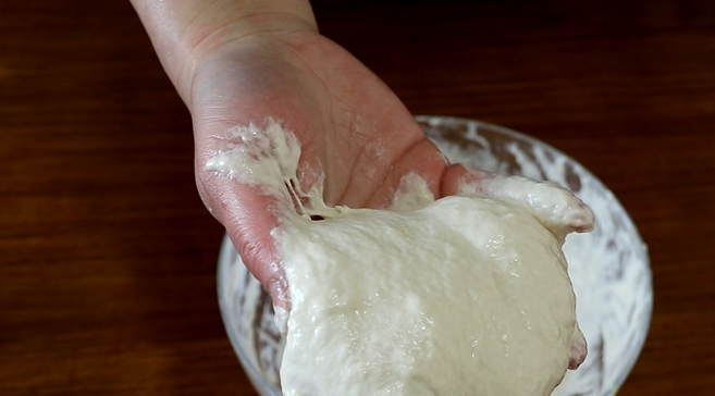 春节饭桌上少不了春卷这道菜,教你在家自制春卷皮