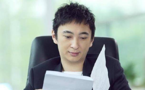 王思聪从小就在国外读书,大学毕业后,更是成了万达集团的董事,父亲