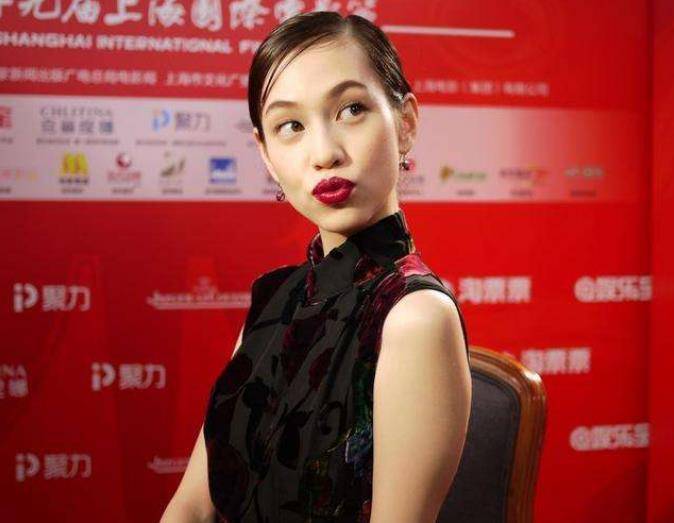 女模自曝半裸拍摄经历,被20多个男高管围观,合作方是?