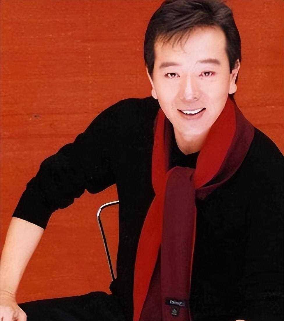 隐婚30年零绯闻,长期吃剩饭菜,一件衣服穿35年,却因直播被_张晨光