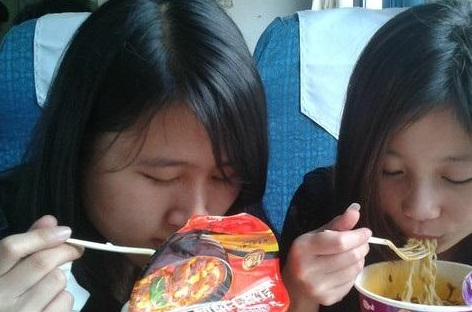 春运乘坐火车吃什么,泡面瓜子八宝粥,自热火锅最让人?