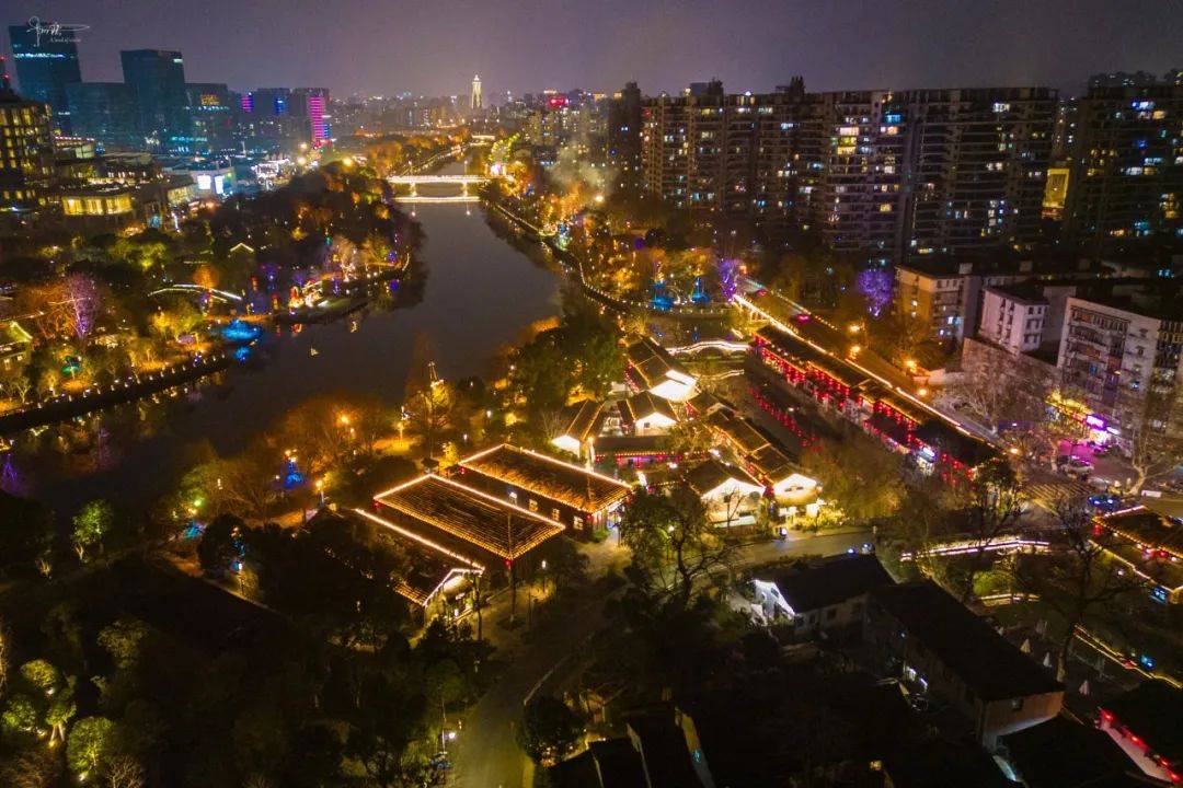 除夕前夜的小河直街热闹不凡,好像半个杭州城的年轻人都来这里了_公园