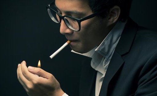 在吸烟之前可以先加上一个过滤烟嘴,这样可以过滤掉一部分的有害物质