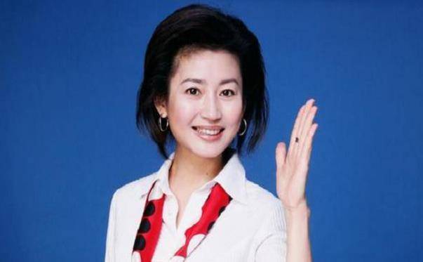 2001年,电视一姐她因一张赌约分手,如今的她现状如何?