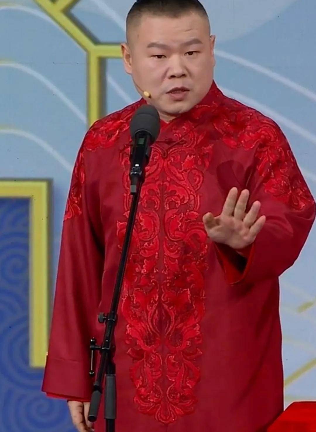 央视龙年春晚今年还开了竖屏直播的平台,于是,就出现了神奇又搞笑的一