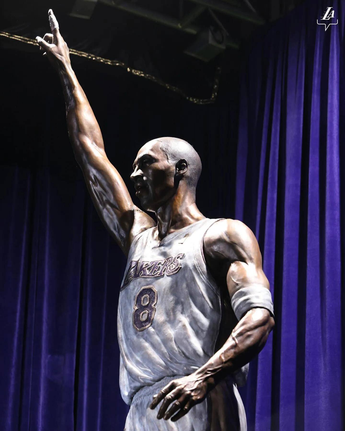 而且这座雕像比大多数人预期的要小得多,不过,科比单个手指指向天空的