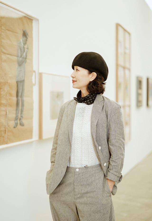 女人上了年纪放弃卫衣配牛仔裤吧!瞧三木妈妈这么穿,美出新高度
