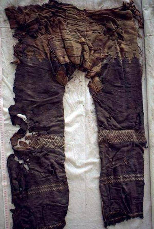 战国古墓中发现中国最早的棉裤,成年女人穿的,开裆,留
