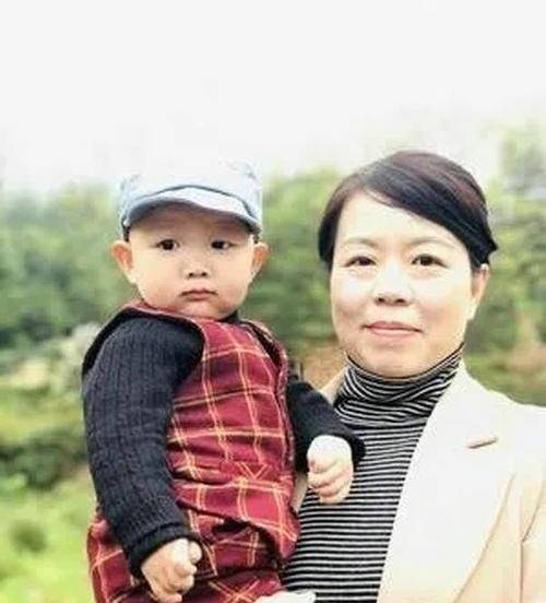剥夺养母看最后一眼的权利,让郭威抱遗像,能