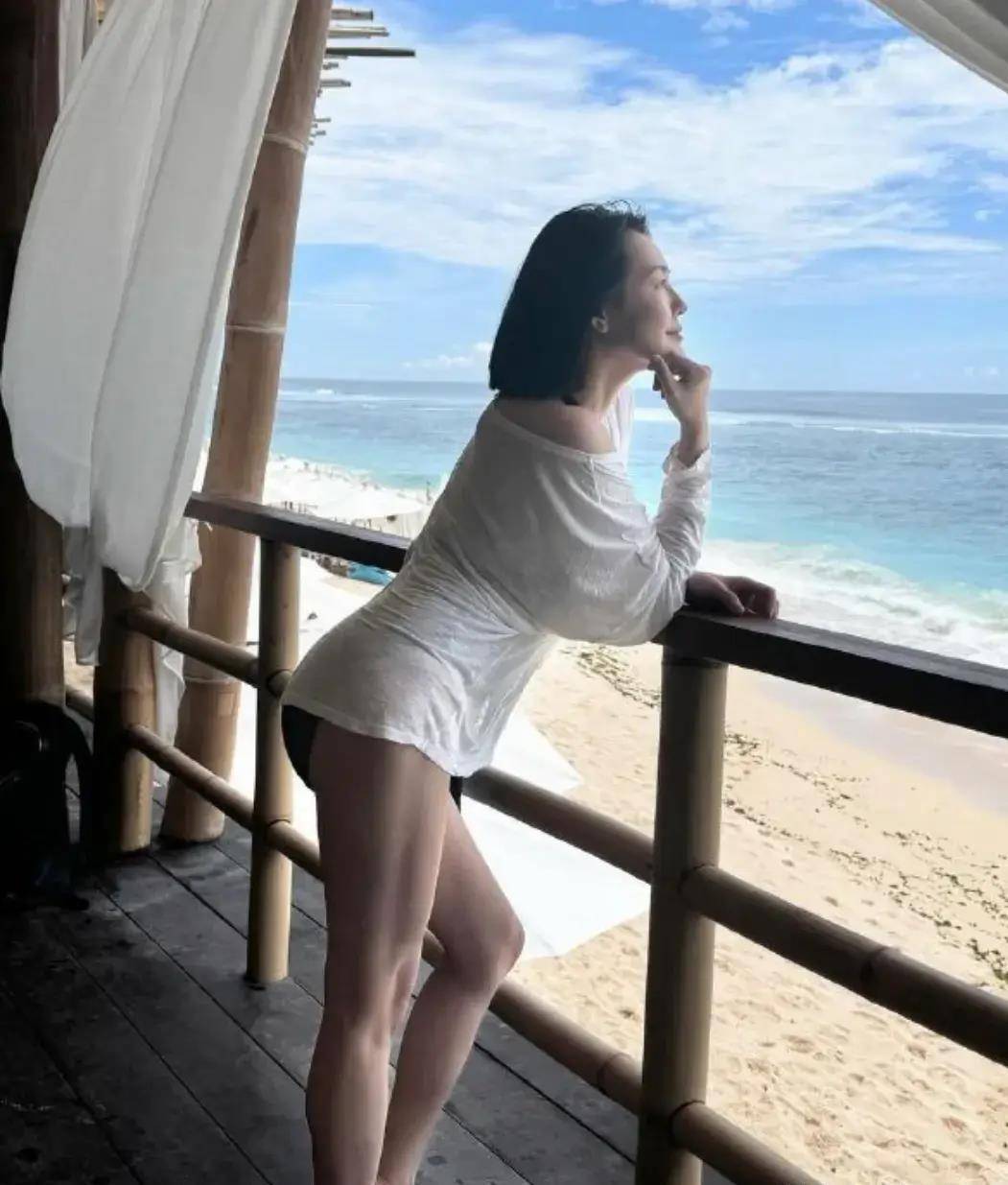 45岁小s泳装照曝光,自信展现健康身材,家庭幸福温馨_生活_网友_家人