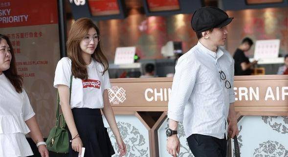 刘谦妻子近照,比刘谦整整小了十岁,四岁的儿子则十分软萌可爱_王希怡