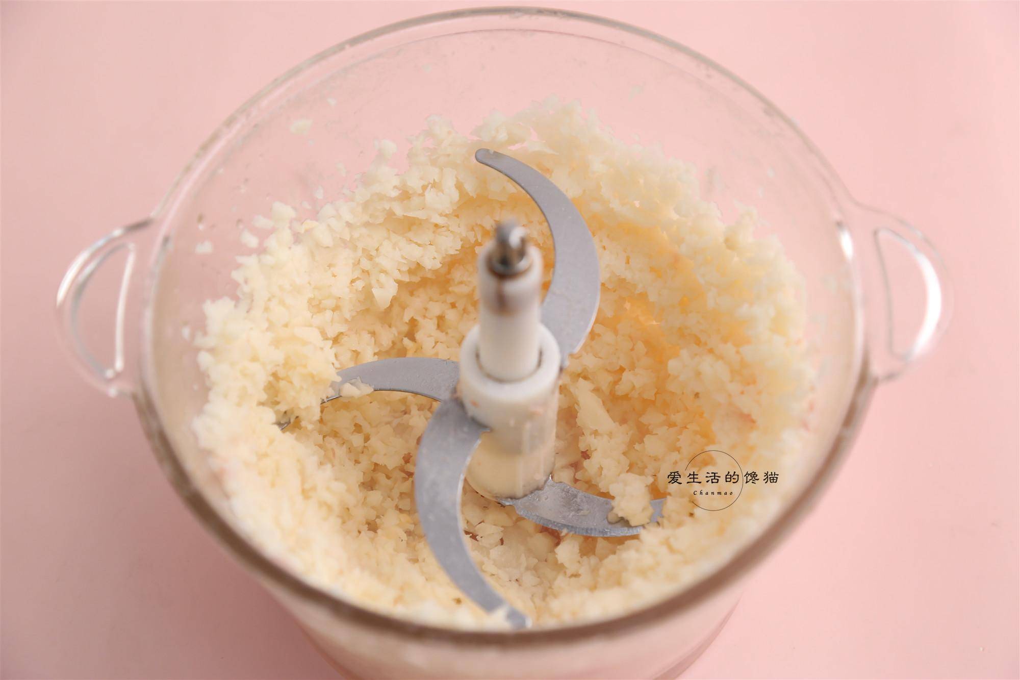 【做法】猪肉200克,莲藕150克,葱姜水3勺,生抽2勺,蚝油2勺,食盐2克