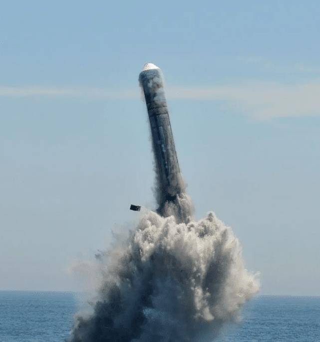 核潜艇在水下发射导弹时,如何防止海水倒灌?